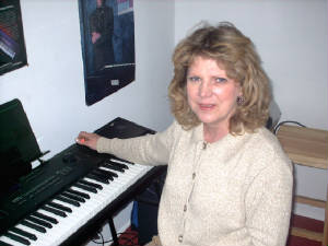 rhonda_piano.jpg